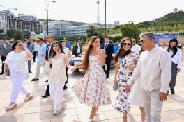 Heydər Əliyev Fondunun vitse-prezidenti Leyla Əliyeva və Arzu Əliyeva klassik avtomobillərin yürüşü və sərgisini izləyiblər