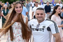 Heydər Əliyev Fondunun vitse-prezidenti Leyla Əliyeva və Arzu Əliyeva klassik avtomobillərin yürüşü və sərgisini izləyiblər