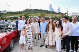 Heydər Əliyev Fondunun vitse-prezidenti Leyla Əliyeva və Arzu Əliyeva klassik avtomobillərin yürüşü və sərgisini izləyiblər