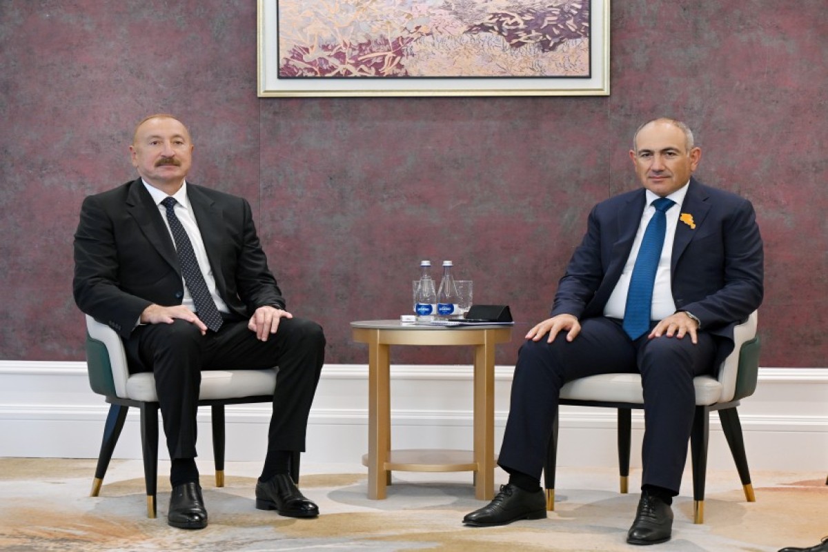 Azərbaycan Respublikasının Prezidenti İlham Əliyev və Ermənistan Respublikasının Baş naziri Nikol Paşinyan