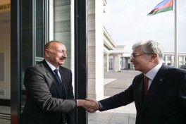 Prezident İlham Əliyev Bişkekdə Kasım-Jomart Tokayevlə görüşüb - YENİLƏNİB 