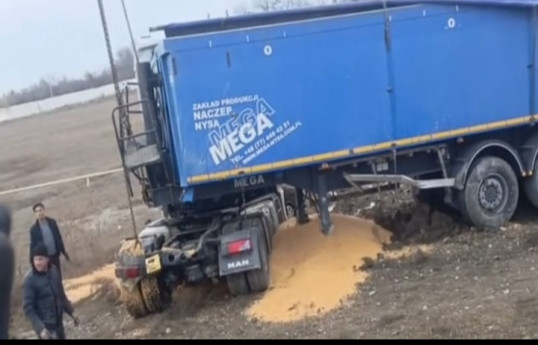 Ucarda yük maşını ilə minik maşını toqquşub, yaralılar var - FOTO 