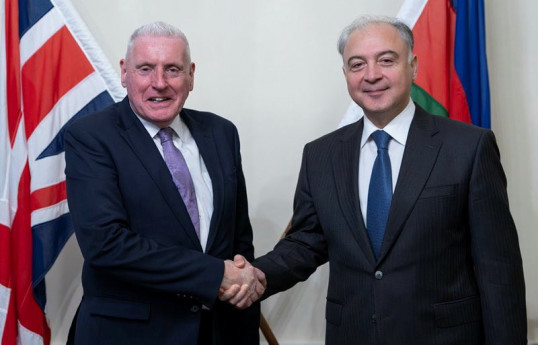 Böyük Britaniya və Şimali İrlandiya Birləşmiş Krallığının müdafiə üzrə dövlət naziri Lord Vernon Koaker, Azərbaycan Prezidentinin sosial-iqtisadi məsələlər üzrə köməkçisi Xalid Əhədov