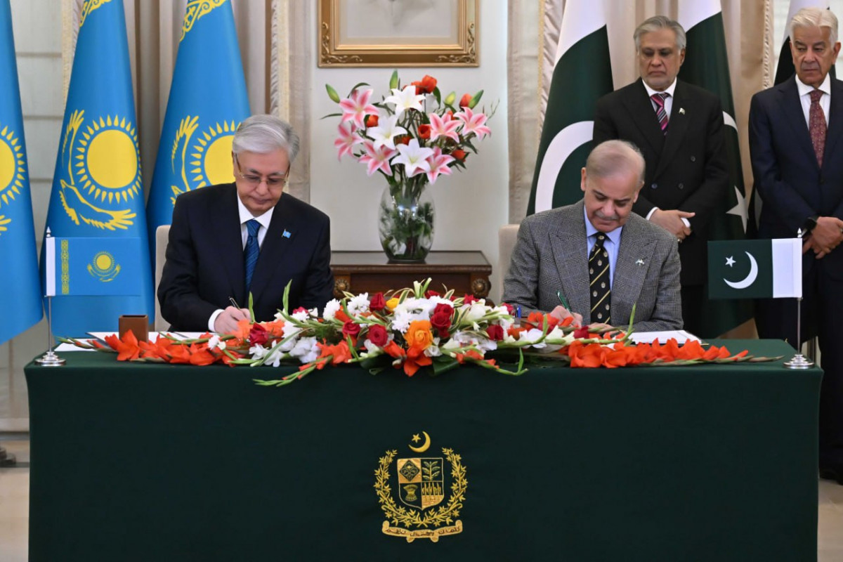 Qazaxıstan Prezidenti Kasım-Jomart Tokayev və Pakistan Baş naziri Şahbaz Şərif