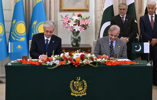 Qazaxıstan Prezidenti Kasım-Jomart Tokayev və Pakistan Baş naziri Şahbaz Şərif