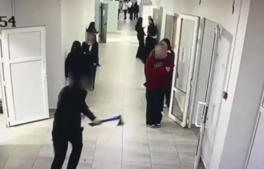 Qazaxıstanda məktəbli sinif yoldaşlarına balta ilə hücum edib, iki şagird xəsarət alıb