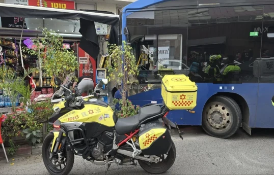 İsraildə avtobus binaya çırpılıb, 10 nəfər xəsarət alıb