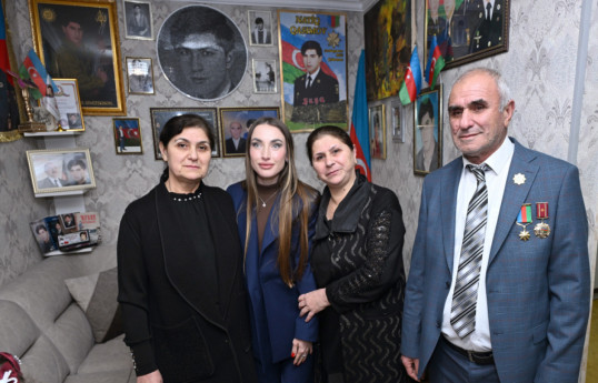 Leyla Əliyeva və Alena Əliyeva Gəncə Memorial Kompleksini və Milli Qəhrəman Natiq Qasımovun ailəsini ziyarət ediblər