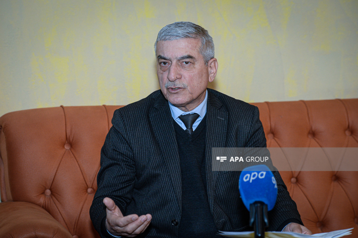 Bakı Dövlət Universitetinin Müasir Azərbaycan dili kafedrasının müdiri, professor Tofiq Hacıyev