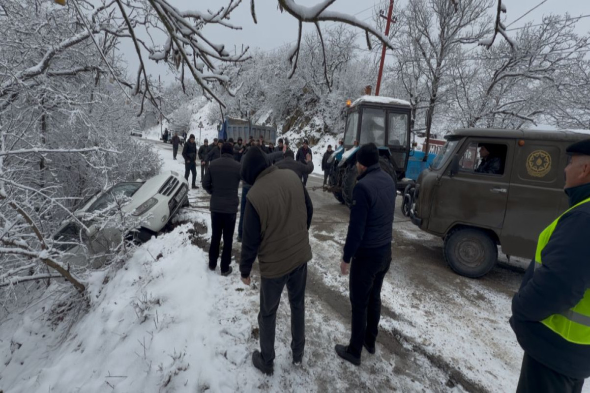 Ağsu aşırımında buz bağlayan yolda iki avtomobil aşıb  - FOTO 