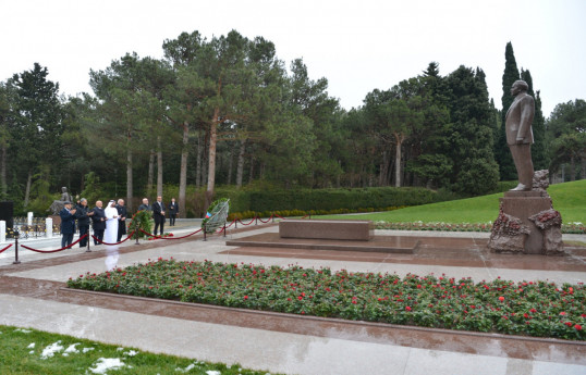 Ərəb Parlamentinin prezidenti Fəxri xiyabanı və Zəfər parkını ziyarət edib