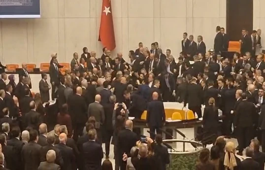 Türkiyə parlamentində yeni nazirlərin andiçmə mərasimində AKP və CHP-li deputatlar əlbəyaxa olub