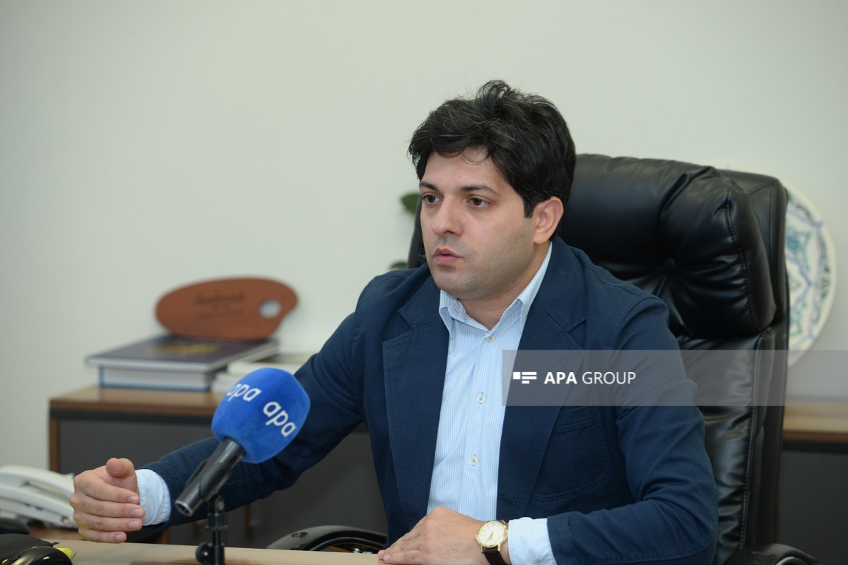 İncəsənət Kollecinin direktoru, rəssam Elşad Əhmədov
