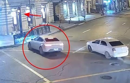 Bakının mərkəzində qırmızı işıqda keçən maşın svetofora çırpılıb - VİDEO 