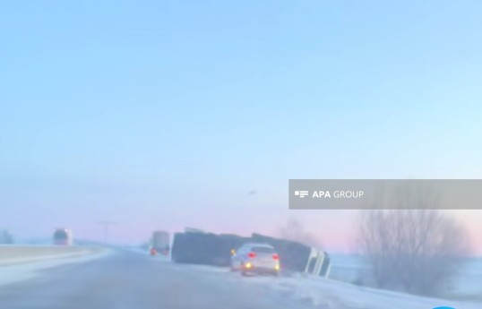 Masallıda buzlu yolda yük maşını aşıb