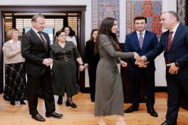 Leyla Əliyeva Şuşa məscidi üçün hazırlanmış dairəvi xalçanın kəsim mərasimində iştirak edib