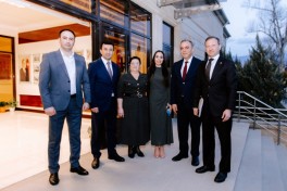 Leyla Əliyeva Şuşa məscidi üçün hazırlanmış dairəvi xalçanın kəsim mərasimində iştirak edib