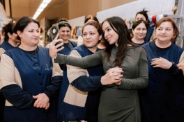 Leyla Əliyeva Şuşa məscidi üçün hazırlanmış dairəvi xalçanın kəsim mərasimində iştirak edib