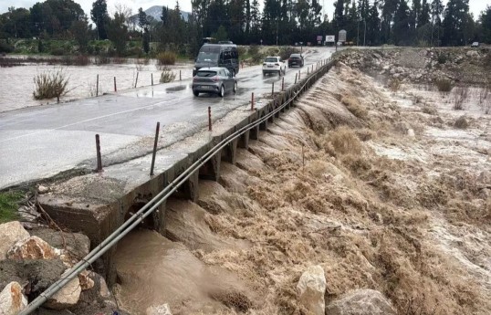 Türkiyədə sel təhlükəsinə görə bəzi məktəblərdə tətil elan edilib