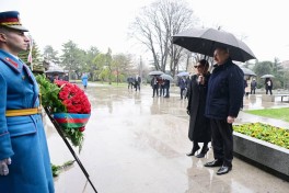 Prezident Belqradda Heydər Əliyevin və  Milorad Paviçin abidələrini ziyarət edib