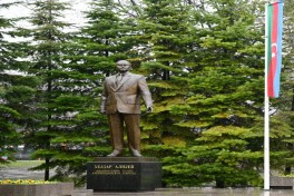 Prezident Belqradda Heydər Əliyevin və  Milorad Paviçin abidələrini ziyarət edib