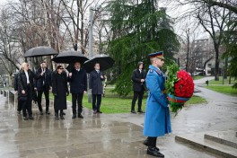 Prezident Belqradda Heydər Əliyevin və  Milorad Paviçin abidələrini ziyarət edib