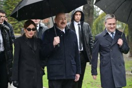 Prezident Belqradda Heydər Əliyevin və  Milorad Paviçin abidələrini ziyarət edib
