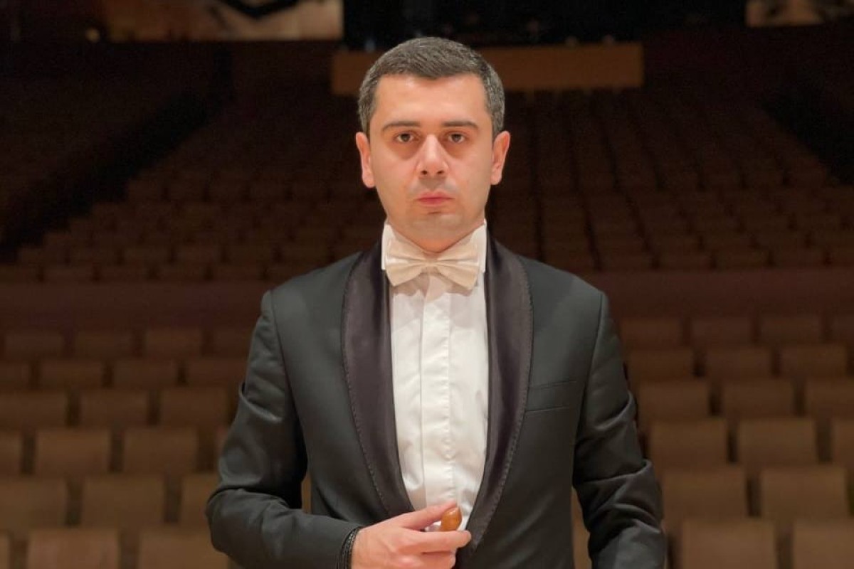 Azərbaycan Dövlət Mahnı və Rəqs Ansamblına direktor-baş dirijoru Mustafa Aşurov