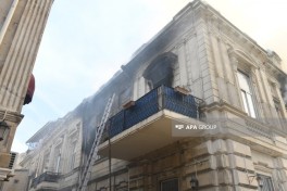Bakının mərkəzində binada yanğın söndürülüb, sakinlər təxliyə edilib, xəsarət alan var - FOTO  - VİDEO  - YENİLƏNİB-6 