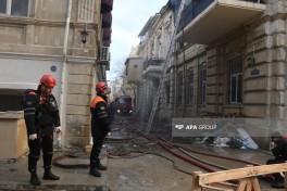 Bakının mərkəzində binada yanğın söndürülüb, sakinlər təxliyə edilib, xəsarət alan var - FOTO  - VİDEO  - YENİLƏNİB-6 