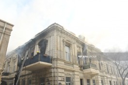 Bakının mərkəzində binada yanğın söndürülüb, sakinlər təxliyə edilib, xəsarət alan var - FOTO  - VİDEO  - YENİLƏNİB-6 