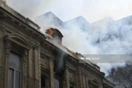 Bakının mərkəzində binada yanğın söndürülüb, sakinlər təxliyə edilib, xəsarət alan var - FOTO  - VİDEO  - YENİLƏNİB-6 