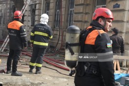 Bakının mərkəzində binada yanğın söndürülüb, sakinlər təxliyə edilib, xəsarət alan var - FOTO  - VİDEO  - YENİLƏNİB-6 