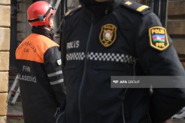 Bakının mərkəzində binada yanğın söndürülüb, sakinlər təxliyə edilib, xəsarət alan var - FOTO  - VİDEO  - YENİLƏNİB-6 