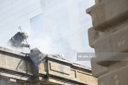 Bakının mərkəzində binada yanğın söndürülüb, sakinlər təxliyə edilib, xəsarət alan var - FOTO  - VİDEO  - YENİLƏNİB-6 