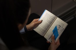 ADY sərnişinlərə kitab hədiyyə edir - FOTO 