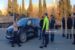 Gəncədə iki minik avtomobili toqquşub, xəsarət alanlar var - FOTO 