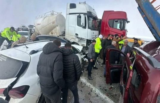 Türkiyədə 11 avtomobil toqquşub, 20 nəfər yaralanıb