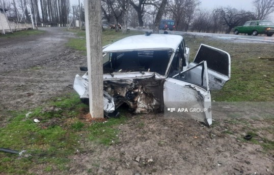 Oğuzda maşın işıq dirəyinə çırpılıb, xəsarət alanlar var - FOTO 