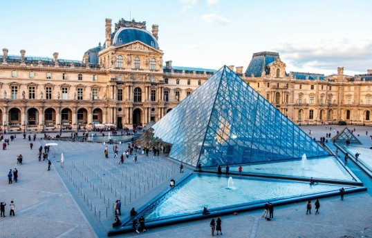 Paris Luvr muzeyinin direktoru istefa verib