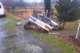 Oğuzda maşın işıq dirəyinə çırpılıb, xəsarət alanlar var - FOTO 