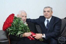 Samir Nuriyev Nəriman Həsənzadəyə “Heydər Əliyev” ordenini təqdim edib