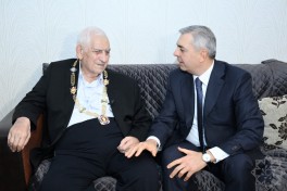 Samir Nuriyev Nəriman Həsənzadəyə “Heydər Əliyev” ordenini təqdim edib