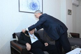 Samir Nuriyev Nəriman Həsənzadəyə “Heydər Əliyev” ordenini təqdim edib