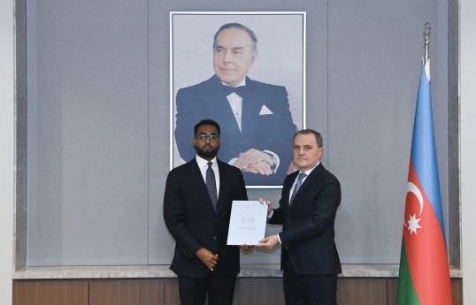 Somalinin Azərbaycana yeni təyin olunmuş səfiri Abdinur Dahir Fidoun və xarici işlər naziri Ceyhun Bayramov
