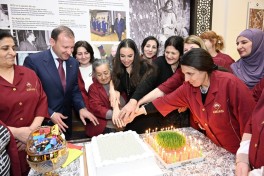 Leyla Əliyeva Şuşa məscidi üçün hazırlanan növbəti xalçaların kəsim mərasimində iştirak edib