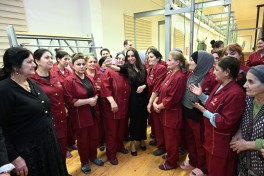 Leyla Əliyeva Şuşa məscidi üçün hazırlanan növbəti xalçaların kəsim mərasimində iştirak edib