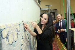 Leyla Əliyeva Şuşa məscidi üçün hazırlanan növbəti xalçaların kəsim mərasimində iştirak edib