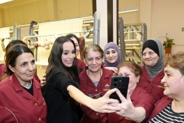 Leyla Əliyeva Şuşa məscidi üçün hazırlanan növbəti xalçaların kəsim mərasimində iştirak edib