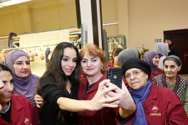 Leyla Əliyeva Şuşa məscidi üçün hazırlanan növbəti xalçaların kəsim mərasimində iştirak edib
